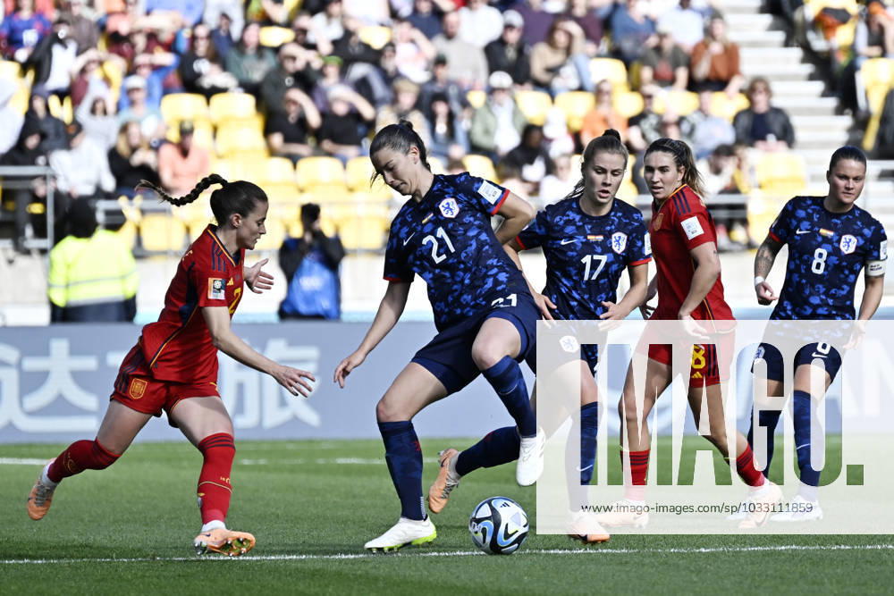 WWC23 QTR FINAL SPAIN NETHERLANDS, Damaris Egurrola of the Netherlands comes under pressure from Ona Batille of Spain during the FIFA Women s World Cup 2023 Quarter Final soccer match between Spain and the Netherlands in Wellington, New Zealand, Friday, August 11, 2023. ( NO ARCHIVING, , NO USE IN BOOKS WITHOUT CONSENT WELLINGTON NEW ZEALAND