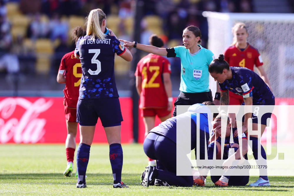 WWC23 QTR FINAL SPAIN NETHERLANDS, Jackie Groenen of the Netherlands is seen by medical staff after an injury during the FIFA Women s World Cup 2023 Quarter Final soccer match between Spain and the Netherlands in Wellington, New Zealand, Friday, August 11, 2023. ( NO ARCHIVING, , NO USE IN BOOKS WITHOUT CONSENT WELLINGTON NEW ZEALAND
