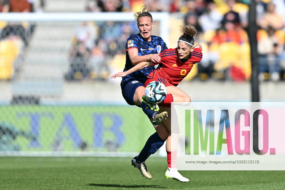 KAI SCHWOERER Lineth Beerensteyn of the Netherlands and Esther Gonzalez of Spain (L-R) compete for the ball during the FIFA Women s World Cup Quarter Final match between Spain and the Netherlands at Wellington Regional Stadium on August 11, 2023 in Wellington, New Zealand. 110823-CPL-ESPvNED-008