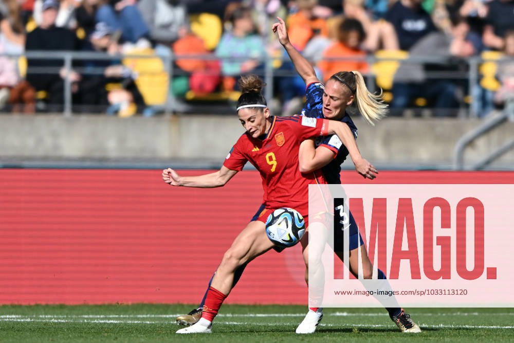 KAI SCHWOERER Esther Gonzalez of Spain controls the ball against Stefanie van der Gragt of the Netherlands during the FIFA Women s World Cup Quarter Final match between Spain and the Netherlands at Wellington Regional Stadium on August 11, 2023 in Wellington, New Zealand. 110823-CPL-ESPvNED-012