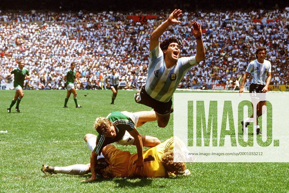Diego Armando Maradona (oben, Argentinien) glänzt diesmal als sterbender Schwan, Torwart Harald Schumacher und Karl-Heinz Förster (beide Deutschland) am Boden Fußball WM Herren Weltmeisterschaft 1986, Länderspiel, Finale, Endspiel, Nationalmannschaft, Nationalteam, Vneg Gruppe Mexico-City, Mexiko-Stadt