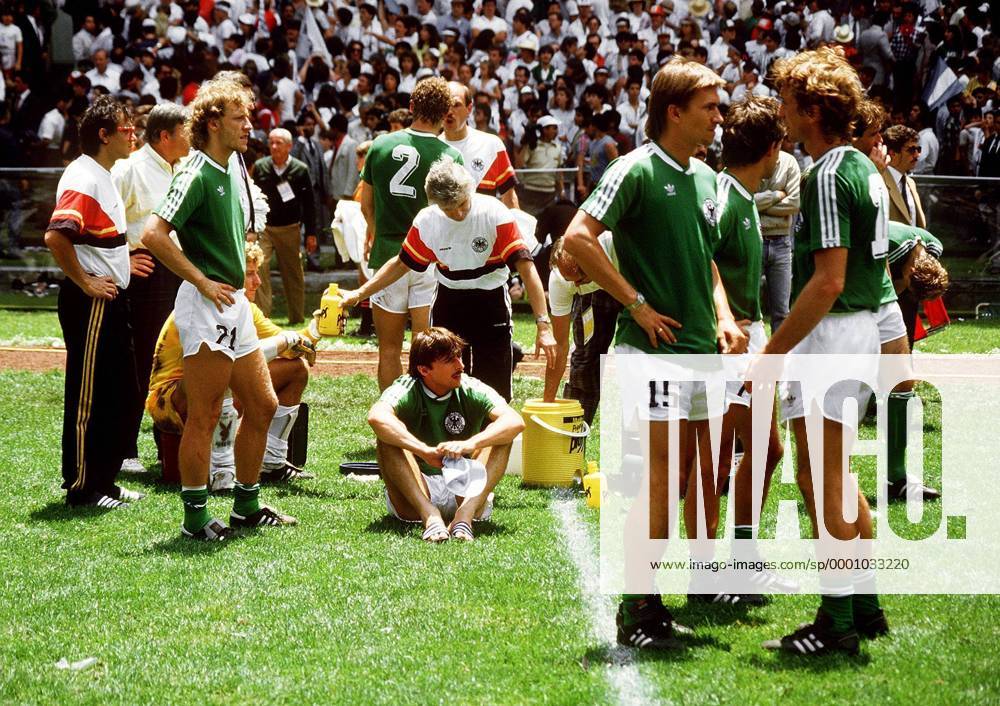 Miese Stimmung nach der Finalniederlage v.re.: Ditmar Jakobs, Klaus Augenthaler, Physiotherapeut Adolf Katzenmaier hinter Klaus Allofs, Schumacher, Wolfgang Rolff enttäuscht Fußball WM Herren Weltmeisterschaft 1986, Länderspiel, Finale, Endspiel, Nationalmannschaft, Nationalteam, Vneg Gruppe Mexico-City, Mexiko-Stadt Enttäuschung,