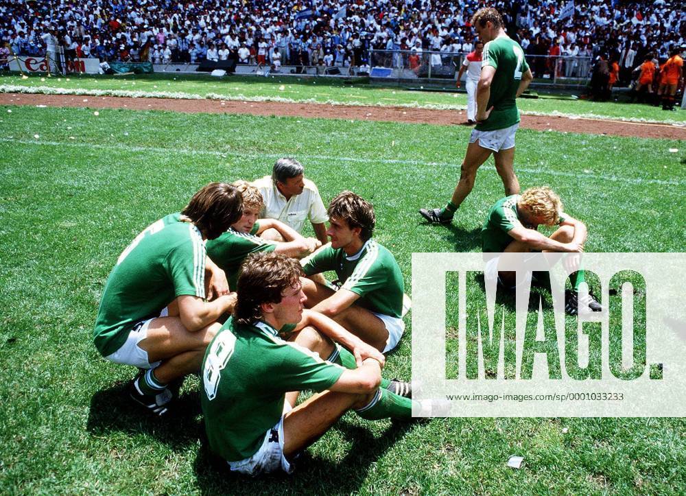 Finalniederlage - von vorn: Lothar Matthäus, Matthias Herget, Pierre Littbarski, Karl-Heinz Förster, Mannschaftsarzt Prof. Dr. Heinrich Heß, Andreas Brehme, Hans-Peter Briegel Fußball WM Herren Weltmeisterschaft 1986, Länderspiel, Finale, Endspiel, Nationalmannschaft, Nationalteam, Vneg Gruppe Mexico-City, Mexiko-Stadt Enttäuschung, Verzweiflung,
