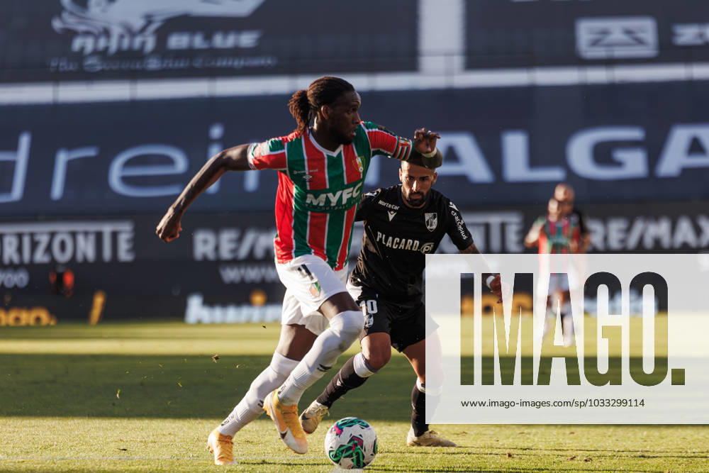 Kialonda Gaspar in a duel with Tiago Silva during Liga Portugal 23 24 game between CF Estrela Amadora and Vitoria SC at Estadio Jose Gomes, Amadora, Lisbon, Portugal. (Maciej Rogowski) Lisbon Estadio Jose Gomes Portugal