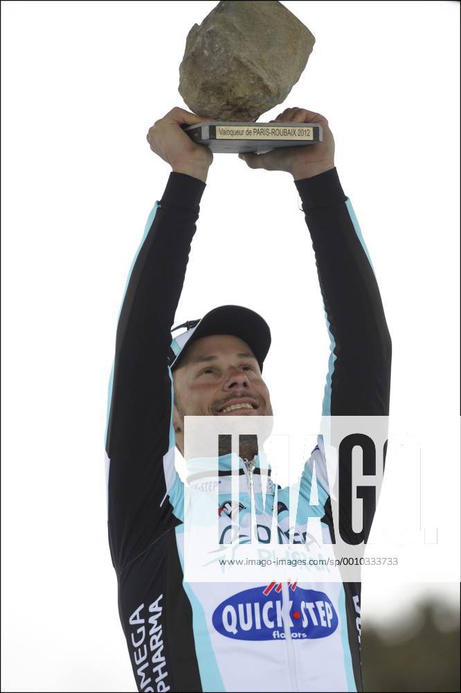 Tom BOONEN (BEL) - Team Omega Pharma - Quickstep avec le trophee CYCLISME : Paris Roubaix - 08 04 2012 PhotoNews Panoramic