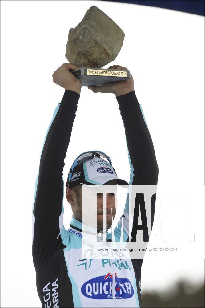 Tom BOONEN (BEL) - Team Omega Pharma - Quickstep avec le trophee CYCLISME : Paris Roubaix - 08 04 2012 PhotoNews Panoramic