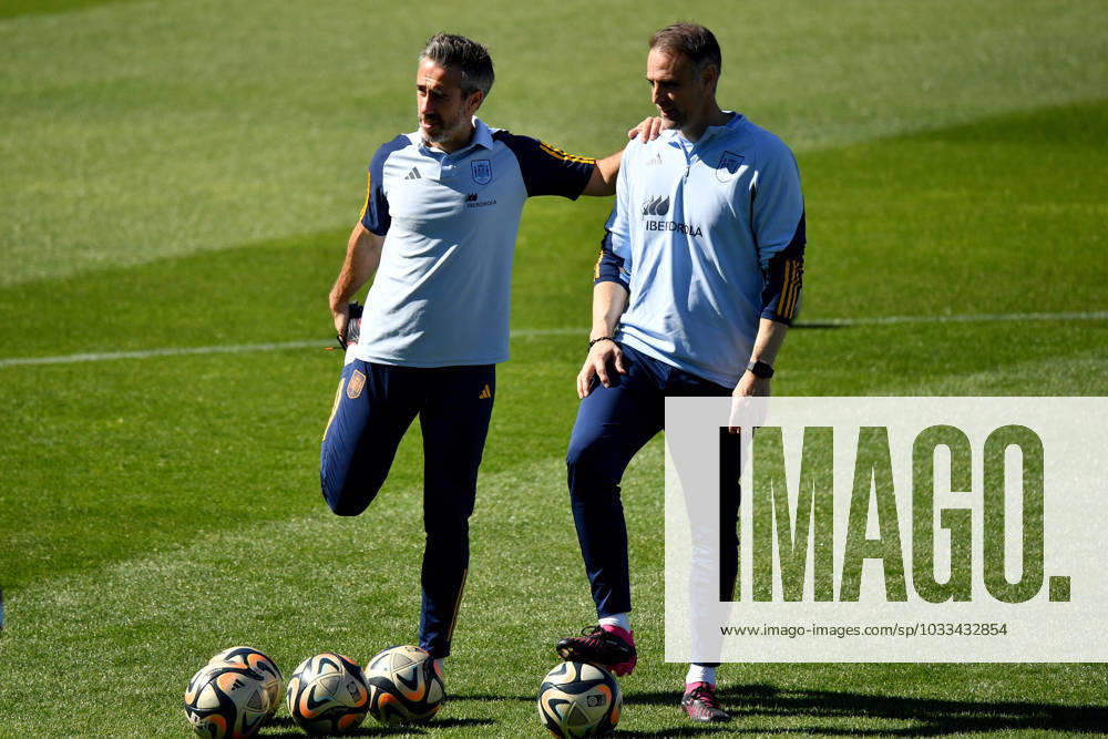 FIFA Fußball Frauen WM 2023, Nationalteam Spanien Training WWC23 SPAIN TRAINING, Head coach of Spain Jorge Vilda (left) is seen during Spain team training session at Leichhardt Oval, in Sydney, Thursday, August 17, 2023. ( NO ARCHIVING, , NO USE IN BOOKS WITHOUT CONSENT SYDNEY NSW AUSTRALIA