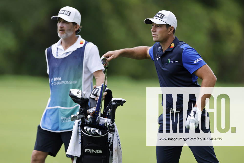 OLYMPIA FIELDS, IL - AUGUST 17: Viktor Hovland of Norway grabs a club before hitting a shot from the rough at the 14th hole during the first round of the BMW Championship at Olympia Fields Country Club on August 17, 2023 in Olympia Fields, Illinois. (Photo by Joe Robbins Icon Sportswire) GOLF: AUG 17 PGA, Golf Herren - BMW Championship Icon5732308170581