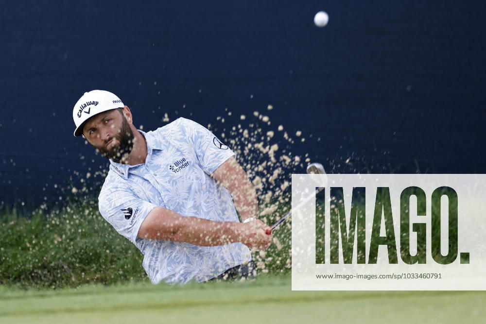 OLYMPIA FIELDS, IL - AUGUST 17: Jon Rahm of Spain hits a shot from a greenside bunker at the 14th hole during the first round of the BMW Championship at Olympia Fields Country Club on August 17, 2023 in Olympia Fields, Illinois. (Photo by Joe Robbins Icon Sportswire) GOLF: AUG 17 PGA, Golf Herren - BMW Championship Icon5732308170641