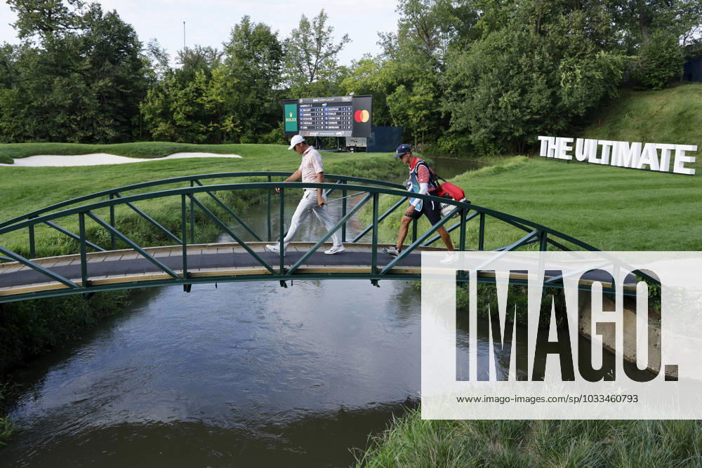OLYMPIA FIELDS, IL - AUGUST 17: Scottie Scheffler of the United States walks across the bridge at the 16th hole with caddie Ted Scott during the first round of the BMW Championship at Olympia Fields Country Club on August 17, 2023 in Olympia Fields, Illinois. (Photo by Joe Robbins Icon Sportswire) GOLF: AUG 17 PGA, Golf Herren - BMW Championship Icon5732308170661