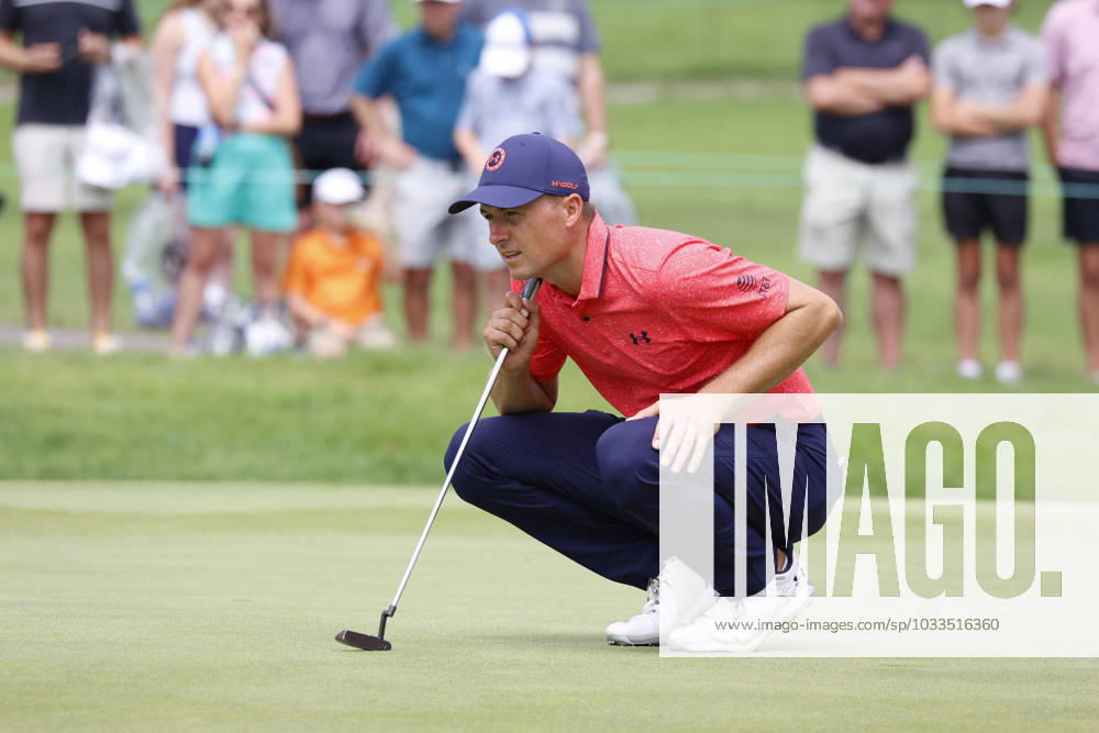 OLYMPIA FIELDS, IL - AUGUST 19: PGA, Golf Herren golfer Jordan Spieth lines up a putt on the 8th hole during the third round of the BMW Championship Fed Ex Cup Playoffs on August 19th, 2023, at Olympia Fields Country Club in Olympia Fields, Illinois. (Photo by Brian Spurlock Icon Sportswire) GOLF: AUG 19 PGA - BMW Championship Icon230819005