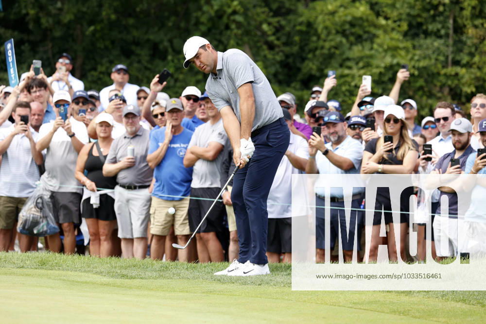 OLYMPIA FIELDS, IL - AUGUST 19: PGA, Golf Herren golfer Scottie Scheffler chips on the first hole during the third round of the BMW Championship Fed Ex Cup Playoffs on August 19th, 2023, at Olympia Fields Country Club in Olympia Fields, Illinois. (Photo by Brian Spurlock Icon Sportswire) GOLF: AUG 19 PGA - BMW Championship Icon230819011