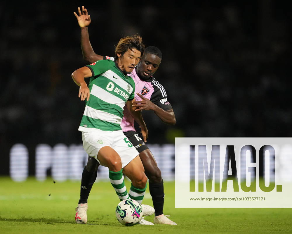 Casa Pia AC v Sporting CP - 2Âª Jornada - Liga Portugal Betclic Hidemasa Morita do Sporting CP e Beni do Casa Pia AC em duelo durante partida entre Casa Pia AC v Sporting CP valida pela segunda rodada da Liga Portugal Betclic 23 24 no Estadio Municipal de Rio Maior em Rio Maior, Lisboa, Portugal. (Foto de Pedro Loureiro Avant Sports) Lisboa Estadio Municipal de Rio Maior Portugal