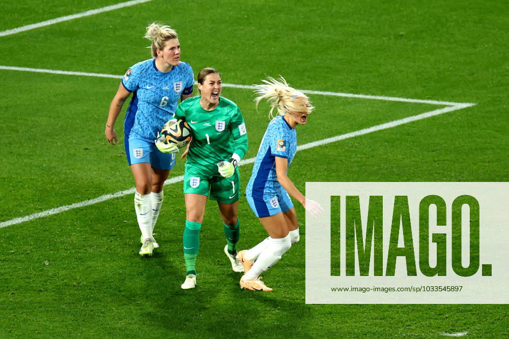 Finale der Fußballweltmeisterschaft der Frauen 20. August 2023, Sydney Finale der Fußballweltmeisterschaft der Frauen 2023 Spanien gegen England Frauen Englands Torhüterin Mary Earps feiert ihren gehaltenen Elfmeter gegen die Spanierin Jennifer Hermoso Foto Charlotte Wilson Abseits Sydney Australien