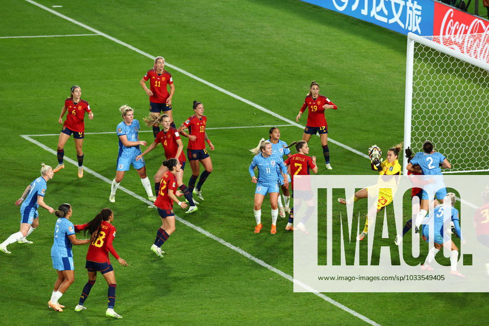 Endspiel der Fußball-Weltmeisterschaft der Frauen 20. August 2023, Sydney Endspiel der Fußball-Weltmeisterschaft der Frauen 2023 Spanien gegen England Frauen Spaniens Torhüterin Cata Coll fängt den Ball in einem überfüllten Torraum Foto Charlotte Wilson Abseits Sydney Australien