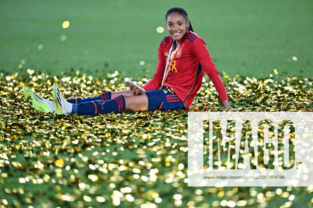 KAI SCHWOERER Salma Paralluelo of Spain celebrates with her gold medal after the win in the FIFA Women s World Cup Final match between Spain and England at Stadium Australia on August 20, 2023 in Sydney, Australia. 200823-CPL-ESPvENG-062