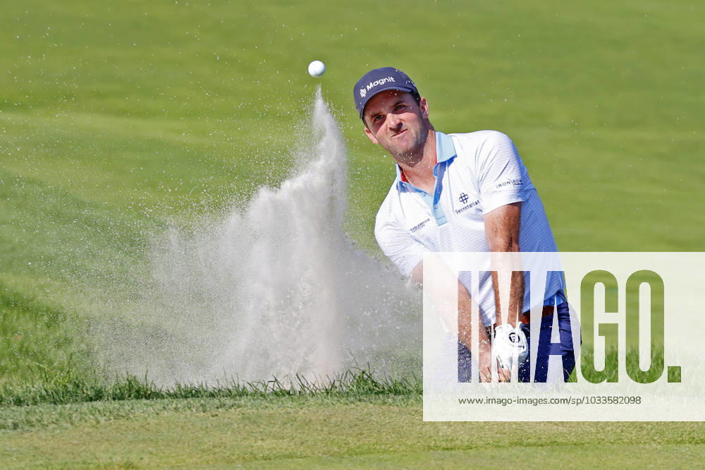 OLYMPIA FIELDS, IL - AUGUST 20: PGA, Golf Herren golfer Denny McCarthy hits out of a green side bunker on the 18th hole during the BMW Championship Fed Ex Cup Playoffs on August 20th, 2023, at Olympia Fields Country Club in Olympia Fields, Illinois. (Photo by Brian Spurlock Icon Sportswire) GOLF: AUG 20 PGA - BMW Championship Icon230820057