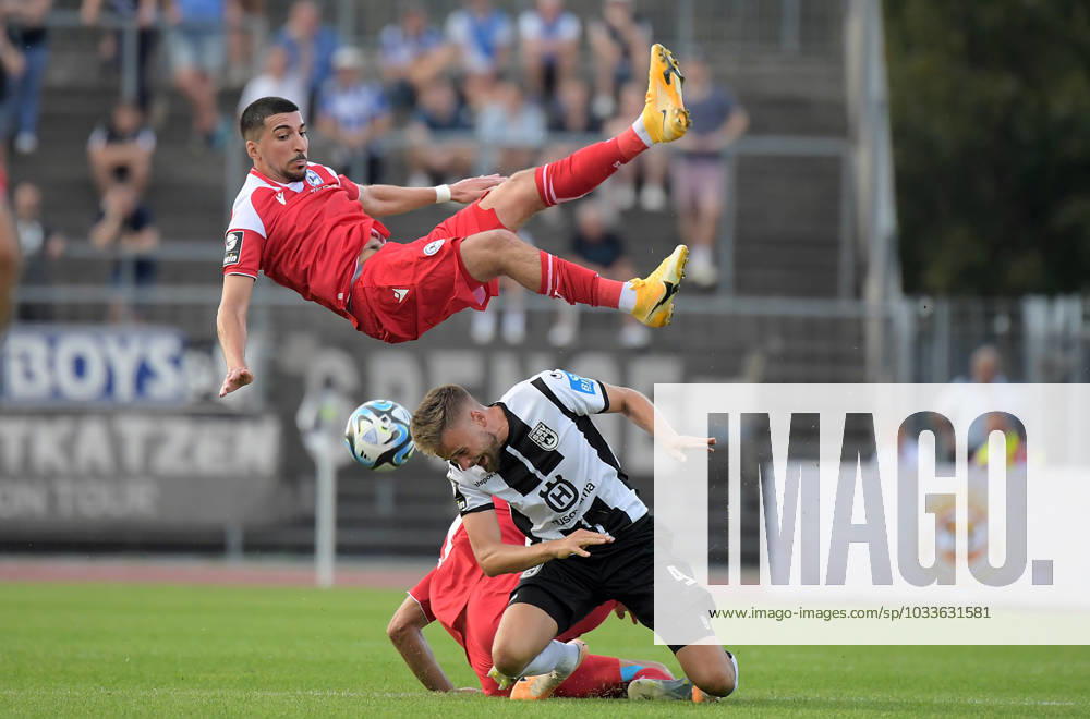 football 3 league, SSV Ulm 1846 Arminia Bielefeld, v l Nassim Boujellab Arminia Bielefeld , Lucas Roeser SSV Ulm 1846 Zweikampf, action, battle for the ball Ulm