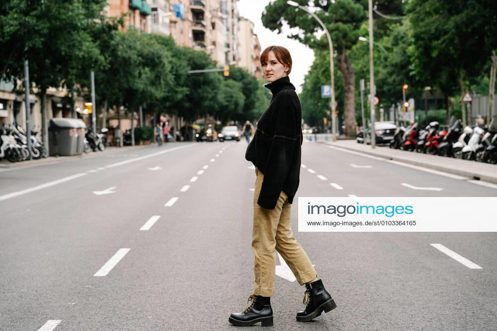 IMAGO Creative: Clickbait, Modetrends urban portrait of a young woman in the middle of the city Barcelona, CT, Spain CR_NKTX200824C-474754-01 ,model released, Symbolfoto ,property released