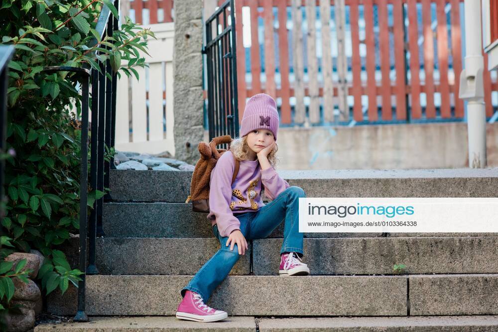 IMAGO Creative: Gesellschaft, Schule, Schulanfang portrait of a young girl sat waiting for school Norrtälje, Stockholm County, Sweden CR_RABE200824-469077-01 ,model released, Symbolfoto