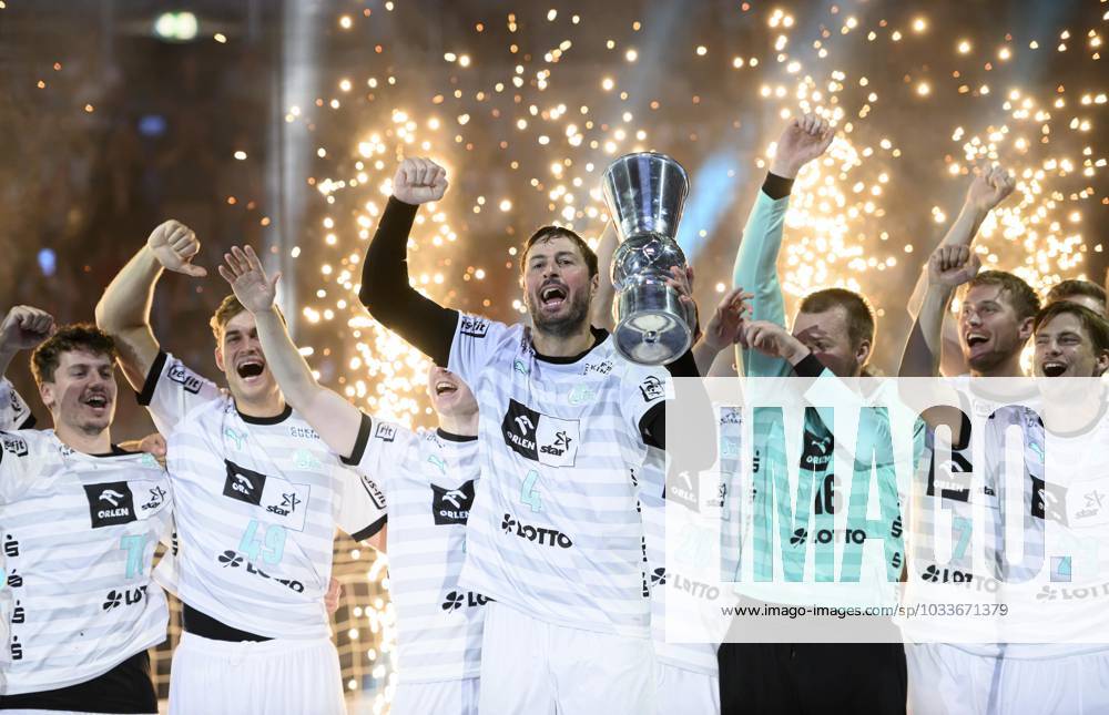 Award ceremony Domagoj DUVNJAK KI with the cup, f l Elias ELLEFSEN A SKIPAGOTU, Karl WALLINIUS KI , Domagoj DUVNJAK KI , goalkeeper Tomas MRKVA KI , Jacobsen Magnus LANDIN KI , Rune DAHMKE KI , Handball Super Cup 2023, THW Kiel KI Rhein Neckar Loewen RNL , on 23 08 2023 in Duesseldorf Germany Â