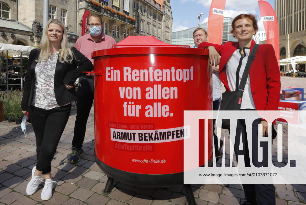 Election campaign 25 08 2020, Chemnitz, Neumarkt, election campaign Starting signal of the LEFT pension campaign against old-age poverty in Saxony Katja Kipping, party chairwoman of DIE LINKE, and Susanne Schaper, regional chairwoman of DIE LINKE and OB candidate in Chemnitz, want to get into conversation with