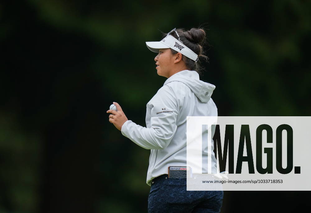 Megan Khang, of the U.S., acknowledges applause from spectators after making par on the 18th hole during the second round at the LPGA, Golf Damen CPKC Canadian Women s Open golf tournament, in Vancouver, on Friday, August 25, 2023. Canada News - August 25, 2023 - ZUMAc35_ 20230825_zaf_c35_055
