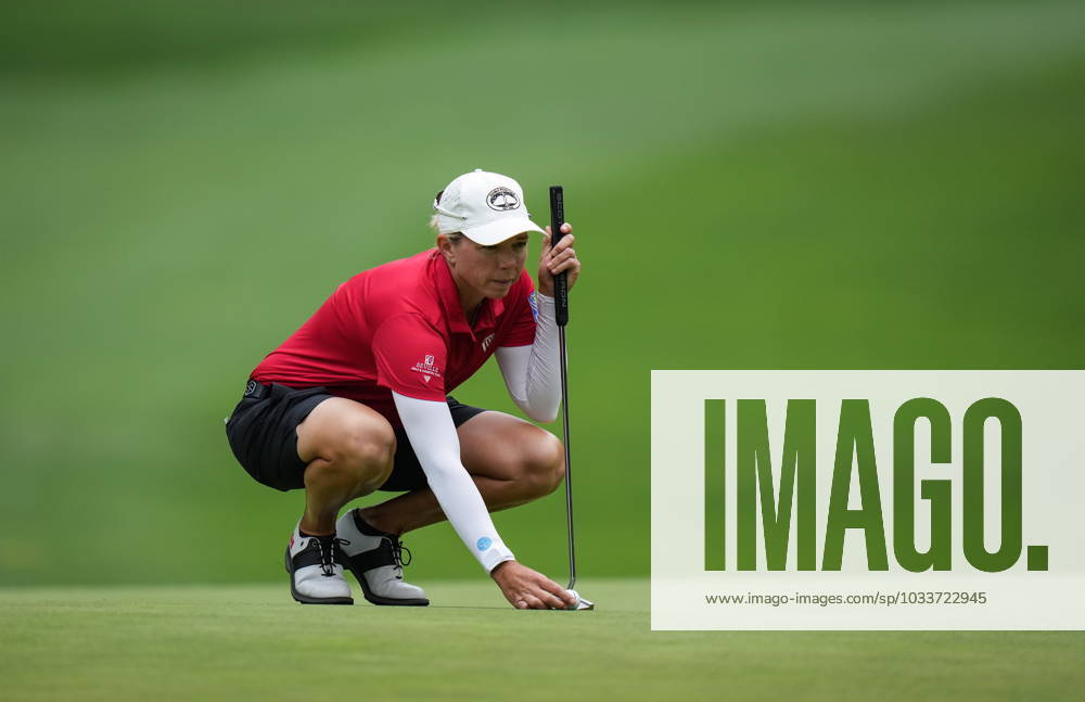 Alena Sharp, of Canada, lines up a putt on the second hole during the second round at the LPGA, Golf Damen CPKC Canadian Women s Open golf tournament, in Vancouver, on Friday, August 25, 2023. Canada News - August 25, 2023 - ZUMAc35_ 20230825_zaf_c35_138