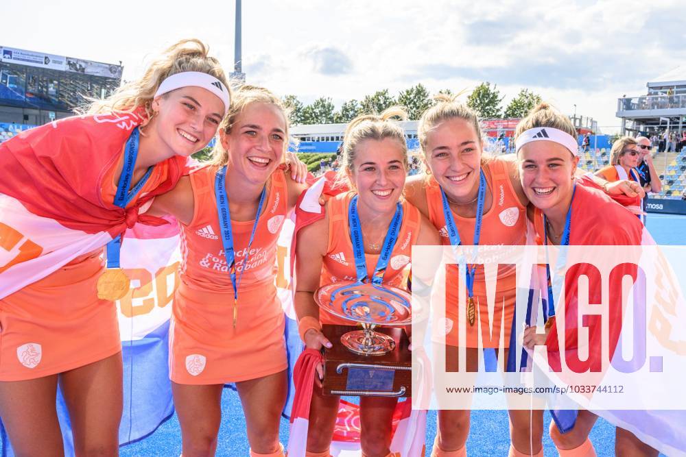 KW34 MÖNCHENGLADBACH, 26-08-2023, SparkassenPark Mönchengladbach, FIH EuroHockey Championship 2023 Women, Finals. Yibbi Jansen, Lisa Post, Xan de Waard, Renee van Laarhoven and Pien Dicke celebrates the victory of the game Netherlands - Belgium (women). Netherlands - Belgium (women) x22073199x