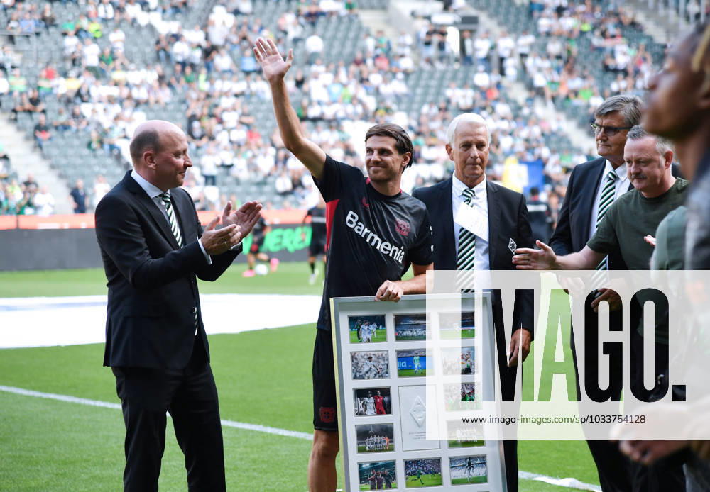 Farewell to Jonas Hofmann Bayer 04 Leverkusen , from left Stephan Schippers Borussia Moenchengladbach, Managing Director , Jonas Hofmann Bayer 04 Leverkusen, 07 , Rainer Bohnhof Borussia Moenchengladbach, Vice President , Hans Meyer Borussia Moenchengladbach, Chairman and Roland Virkus Borussia Moenchengladbach, Managing Director 26 08 2023, Football GER, Season 2023 2024, 1 Bundesliga, 2 Matchday, Borussia Mönchengladbach Bayer 04 Leverkusen Moenchengladbach Borussia Park Nordrhein Westfalen Germany Team2