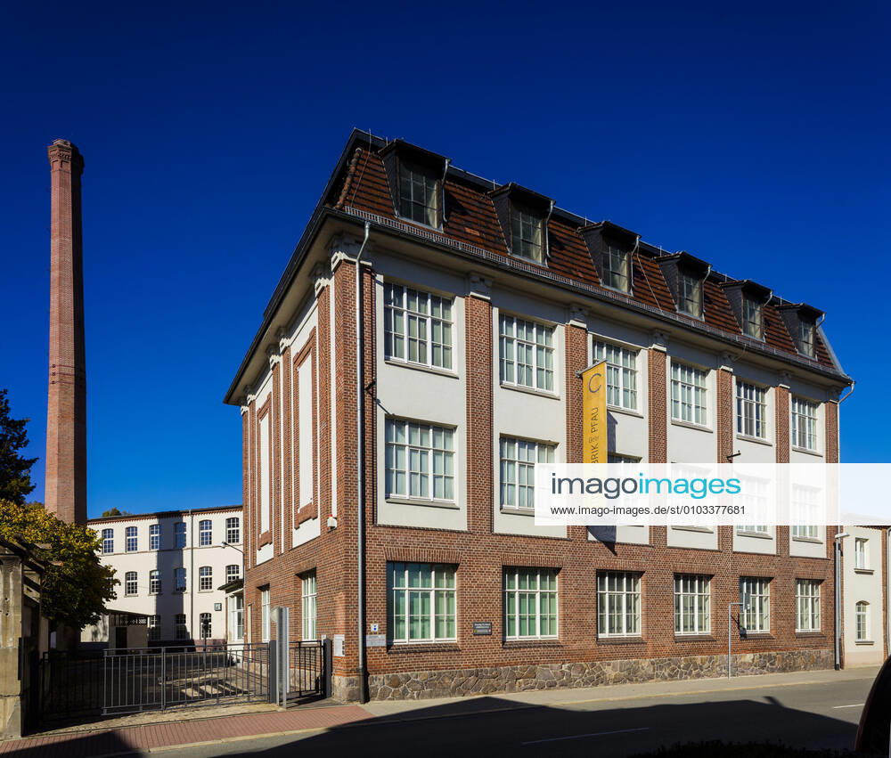 Die Tuchfabrik Gebr. Pfau in Crimmitschau ist ein technisches Denkmal mit musealem Charakter. Sie ist Teil des Zweckverbands Sächsisches Industriemuseum und repräsentiert die sächsische Textilgeschichte. In ihrer Größe und in ihrer Vollständigkeit des historischen Gebäude- und Maschinenbestands ist die Pfausche Fabrik in Mitteleuropa einzigartig, da die Herstellung von Tuchen Schritt für Schritt, von der Anlieferung der Rohstoffe (Wolle, Zellwolle und Dederon), deren Mischung, bis hin zum fertig verpackten Stoffballen dokumentiert wird. Es soll dabei nicht nur die Technikgeschichte gezeigt werden, sondern auch die Arbeits- und Lebensumstände der Textilarbeiter im 20. Jahrhundert. Die Tuchfabrik Gebr. Pfau soll 2020 als Nebenschau