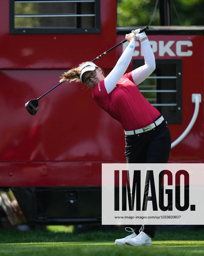 Brooke Henderson, of Canada, watches her tee shot on the first hole during the final round at the LPGA, Golf Damen CPKC Canadian Women s Open golf tournament, in Vancouver, B.C., Sunday, Aug. 27, 2023. Canada News - August 27, 2023 - ZUMAc35_ 20230827_zaf_c35_010