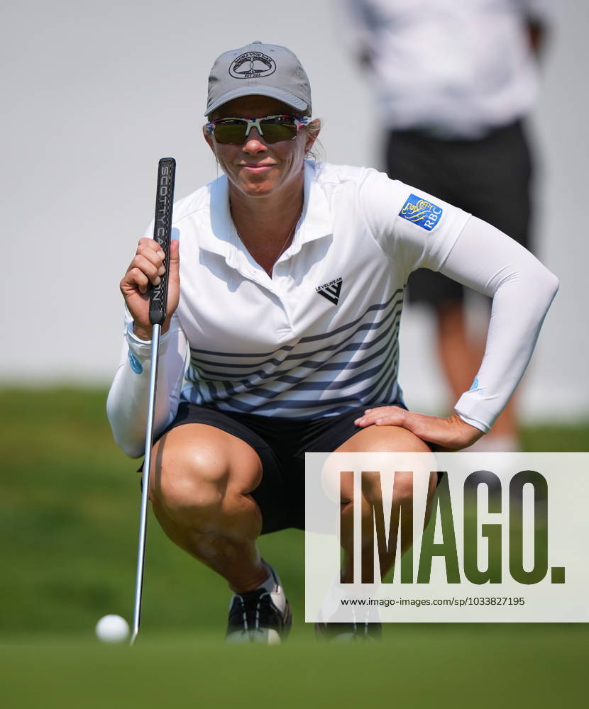 Alena Sharp, of Canada, lines up a putt on the 18th hole during the final round at the LPGA, Golf Damen CPKC Canadian Women s Open golf tournament, in Vancouver, B.C., Sunday, Aug. 27, 2023. Canada News - August 27, 2023 - ZUMAc35_ 20230827_zaf_c35_041