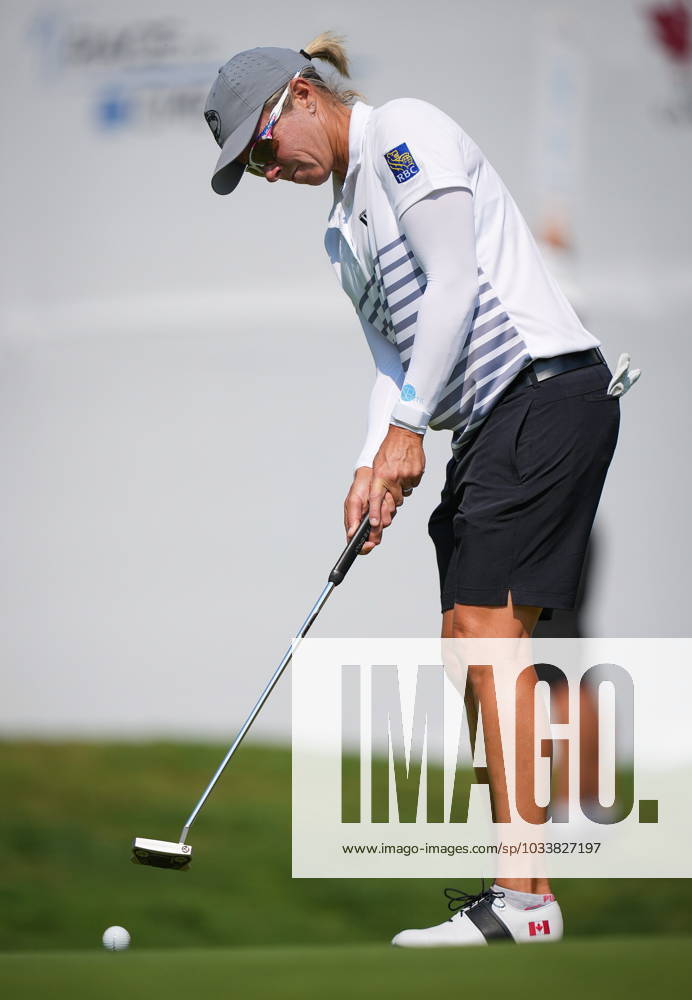 Alena Sharp, of Canada, putts on the 18th hole during the final round at the LPGA, Golf Damen CPKC Canadian Women s Open golf tournament, in Vancouver, B.C., Sunday, Aug. 27, 2023. Canada News - August 27, 2023 - ZUMAc35_ 20230827_zaf_c35_042