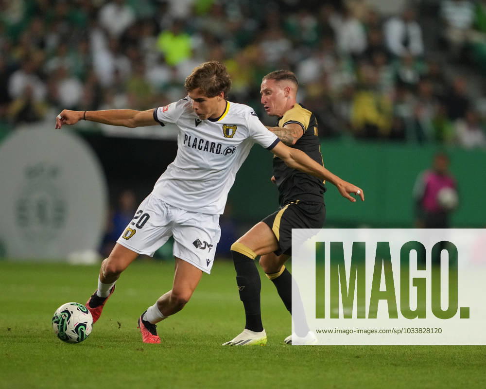 Sporting CP v FC Famalicao - Liga Portugal BETCLIC - 3ª Jornada Gustavo Sa do FC Famalicao e Nuno Santos do Sporting CP em duelo durante partida entre Sporting CP v FC Famalicao valida pela Liga Portugal BETCLIC - 3ª Jornada no Estadio Josà Alvalade, Lisboa Portugal (Foto de Pedro Loureiro Avant Sports) Lisboa Estadio Josà Alvalade Portugal