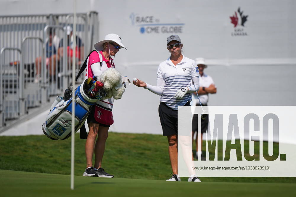 Alena Sharp, right, of Canada, hands her ball to her wife and caddie Sarah Bowman while waiting to putt on the 18th hole during the final round at the LPGA, Golf Damen CPKC Canadian Women s Open golf tournament, in Vancouver, B.C., Sunday, Aug. 27, 2023. Canada News - August 27, 2023 - ZUMAc35_ 20230827_zaf_c35_044