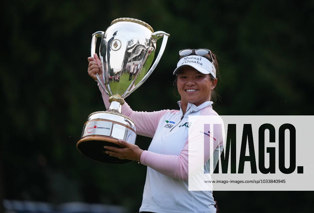 Megan Khang, of the U.S., hoists the trophy after winning the LPGA, Golf Damen CPKC Canadian Women s Open golf tournament on the first playoff hole, in Vancouver, on Sunday, August 27, 2023. Canada News - August 27, 2023 - ZUMAc35_ 20230827_zaf_c35_146