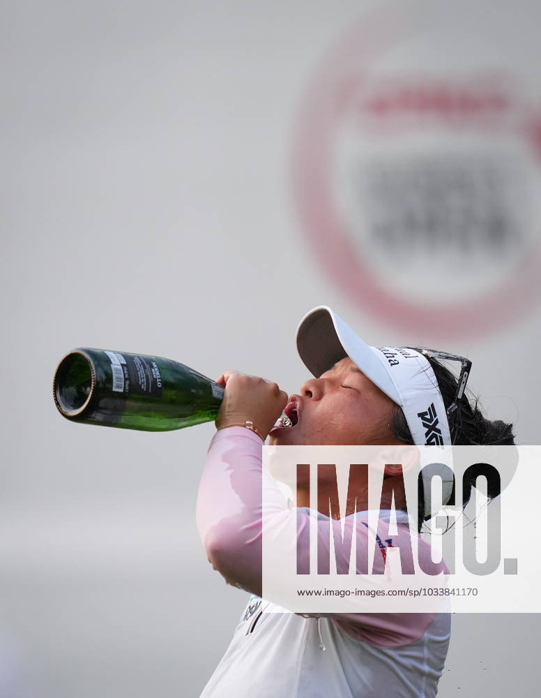 Megan Khang, of the U.S., drinks champagne after winning the LPGA, Golf Damen CPKC Canadian Women s Open golf tournament on the first playoff hole, in Vancouver, on Sunday, August 27, 2023. Canada News - August 27, 2023 - ZUMAc35_ 20230827_zaf_c35_156