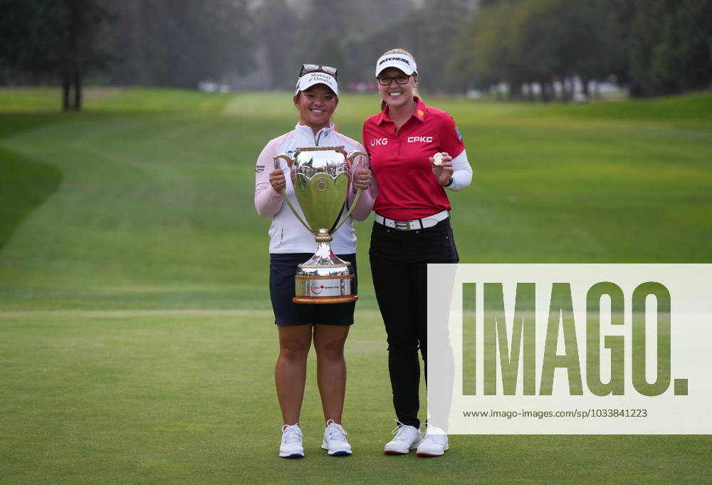 Megan Khang, of the U.S., holds the trophy after winning the LPGA, Golf Damen CPKC Canadian Women s Open golf tournament on the first playoff hole, while posing for a photograph with top Canadian Brooke Henderson, in Vancouver, on Sunday, August 27, 2023. Canada News - August 27, 2023 - ZUMAc35_ 20230827_zaf_c35_157