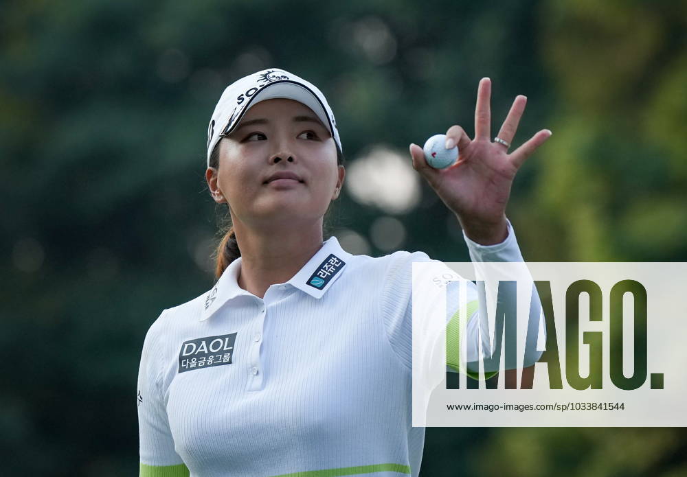 Jin Young Ko, of South Korea, acknowledges applause from spectators after making par on the 18th hole during the final round at the LPGA, Golf Damen CPKC Canadian Women s Open golf tournament, in Vancouver, on Sunday, August 27, 2023. Ko Jin Young - ZUMAc35_ 20230827_zaf_c35_173