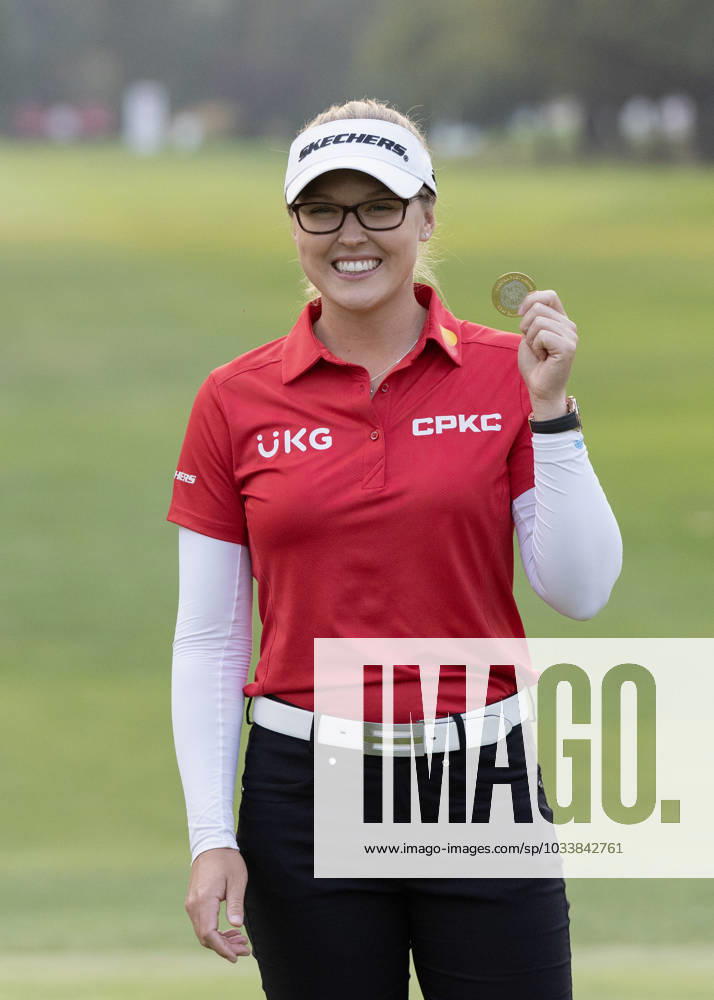 VANCOUVER, BRITISH COLUMBIA - AUGUST 27: Brooke Henderson of Canada poses on the 18th green after the CPKC Women s Open at Shaughnessy Golf and Country Club on August 27, 2023 in Vancouver, British Columbia, Canada. Vancouver Canada - ZUMAc132 20230827_fap_c132_004