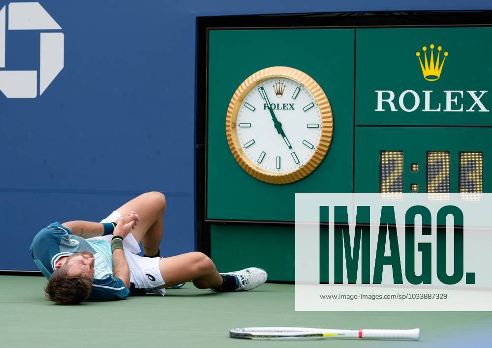 Bilder des Jahres 2023, Sport 08 August Mandatory Credit: Photo by Dave Shopland Shutterstock (14071858ca) Corentin Moutet From france takes a tumble during his 1st round match against Andy Murray US Open Championships 2023, Day Two, USTA National Tennis Center, Flushing Meadows, New York, USA - 29 Aug 2023 US Open Championships 2023, Day Two, USTA National Tennis Center, Flushing Meadows, New York, USA - 29 Aug 2023