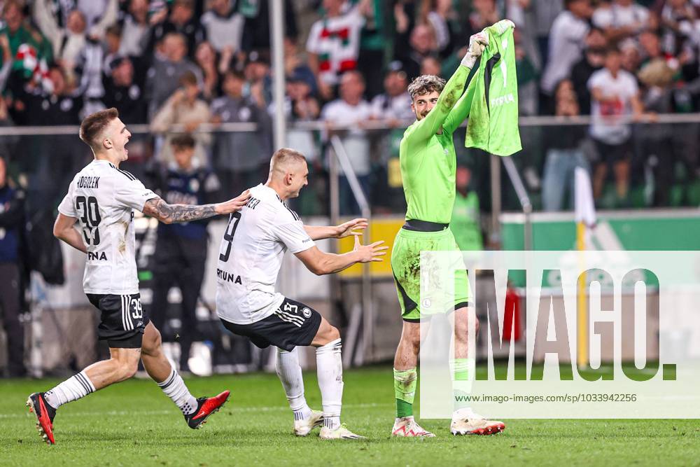 Bilder des Jahres 2023, Sport 08 August 31.08.2023 WARSZAWA, LAZIENKOWSKA PILKA NOZNA (FOOTBALL), RUNDA PLAY OFF ELIMINACJI LIGI KONFERENCJI UEFA ( PLAY OFF QUALIFICATION ROUND UEFA CONFERENCE LEAGUE ) MECZ ( GAME ) LEGIA WARSZAWA - FC MIDTJYLLAND NZ MACIEJ ROSOLEK, BLAZ KRAMER, LEGIA RADOSC AWANS PO RZUTACH KARNYCH, KACPER TOBIASZ BRONI RZUT KARNY FOTO LUKASZ GROCHALA CYFRASPORT NEWSPIX.PL --- Newspix.pl 20230831CSLG0163