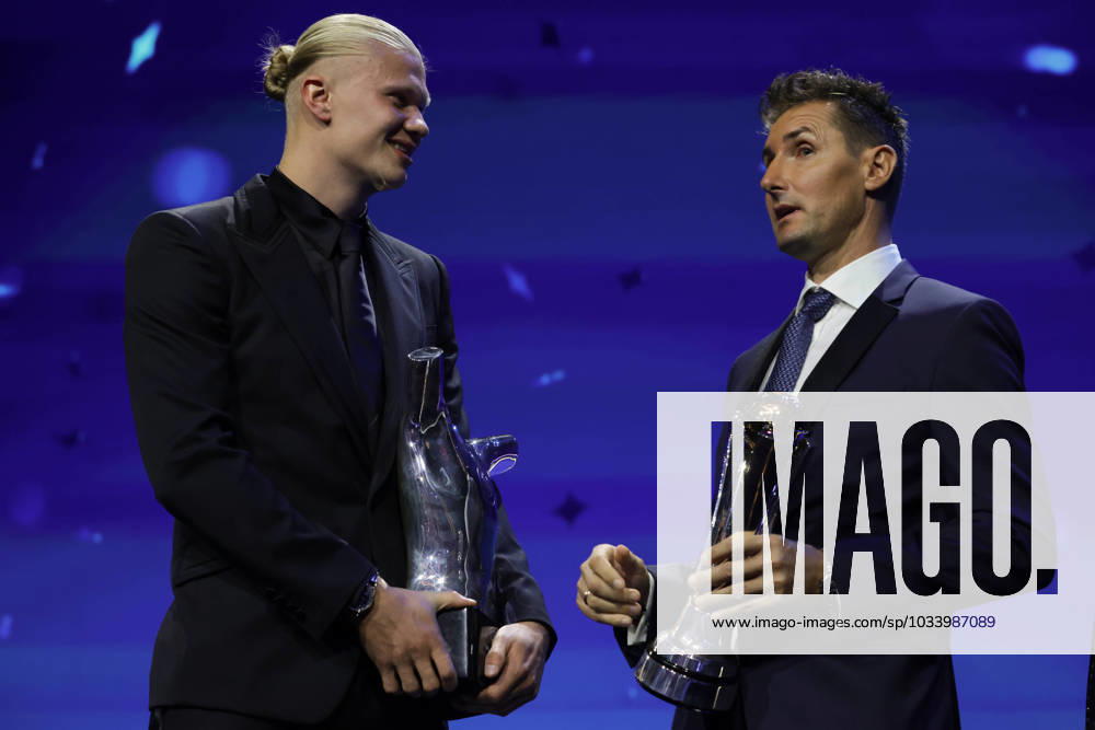 Bilder des Jahres 2023, Sport 08 August Monte Carlo, Monaco, 31st August 2023. UEFA Mens Player of the Year Erling Brut Haaland of Manchester City and Norway and UEFA President s Award Winner Miroslav Klose discuss with their awards following the UEFA European Club Football Season Kick Off - Monaco. Picture date: 31st August 2023. Picture credit should read: Jonathan Moscrop Sportimage . SPI-2544-0119