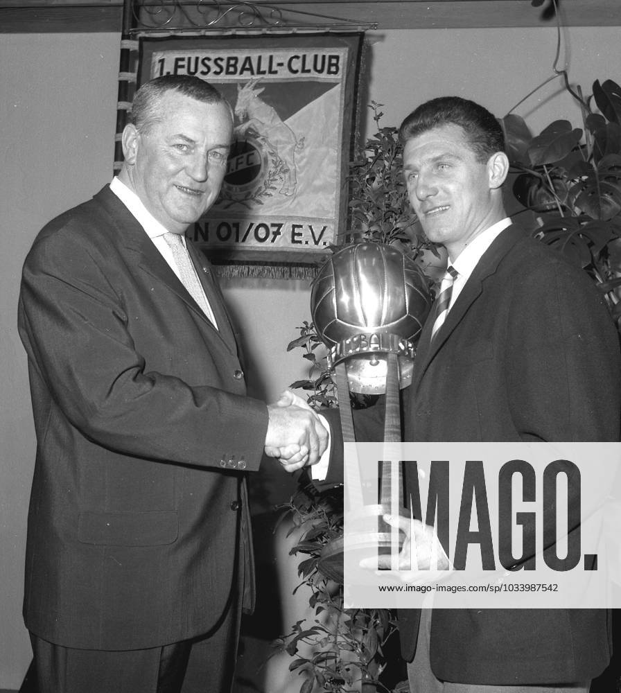 Franz Kremer honors Hans Schäfer 1 FC Cologne as footballer of the year on 04 10 1963 HM