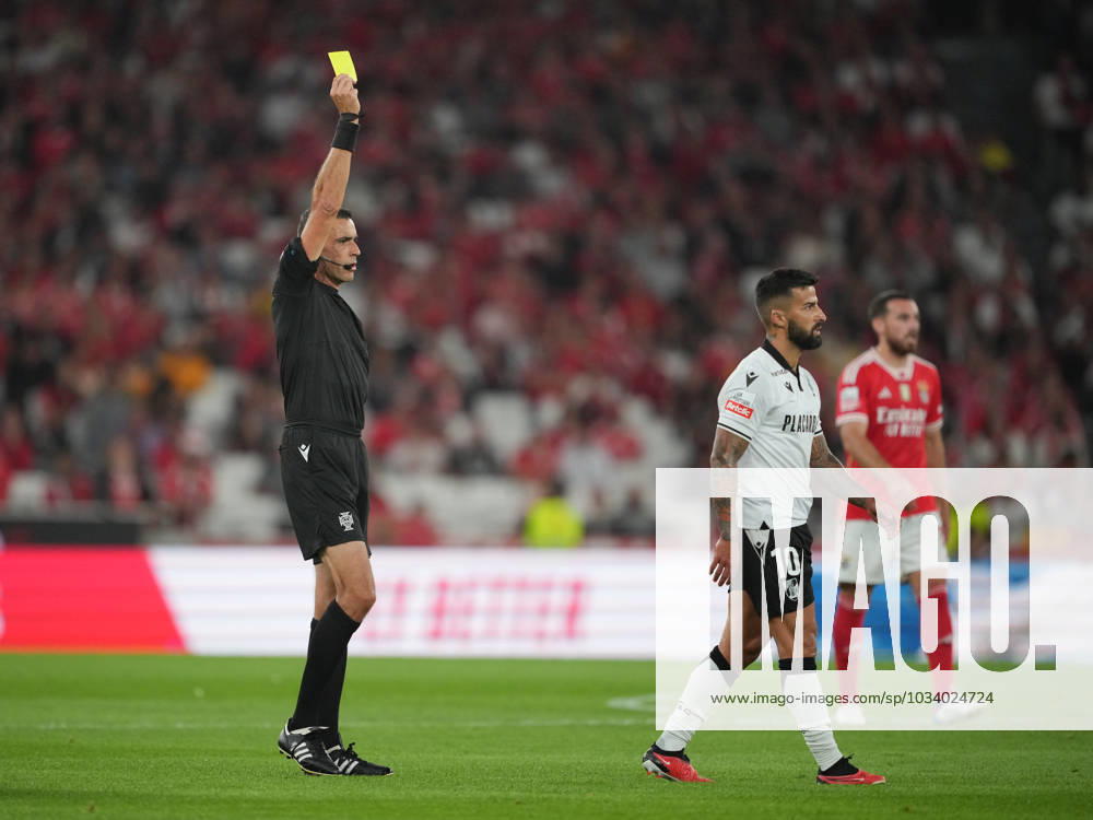 SL Benfica v Vitoria SC - Liga Portugal BETCLIC - 4Âª Jornada arbitro Nuno Almeida mostra amarelo para Tiago Silva do Vitoria SC durante partida entre SL Benfica v Vitoria SC valida pela Liga Portugal BETCLIC - 4Âª Jornada no Estadio da Luz, Lisboa Portugal (Foto de Pedro Loureiro Avant Sports) Lisboa Estadio da Luz Portugal