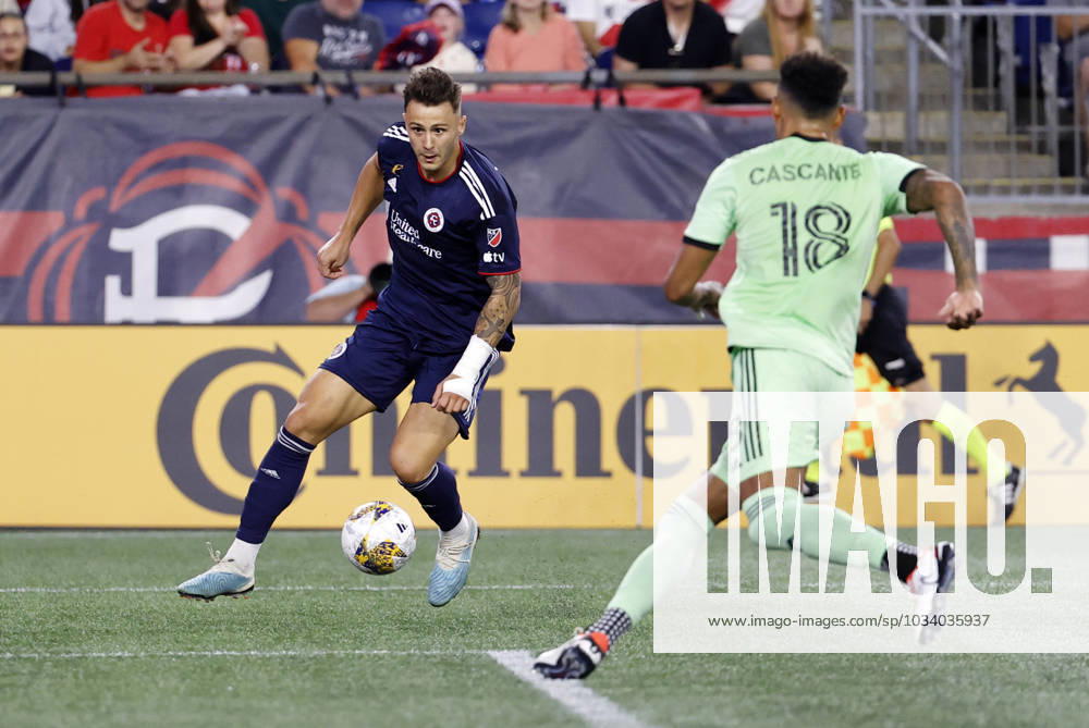 FOXBOROUGH, MA - SEPTEMBER 02: New England Revolution forward Giacomo Vrioni (9) takes a peek at goal watched by Austin FC center back Julio Cascante (18) during a match between the New England Revolution and Austin FC on September 2, 2023, at Gillette Stadium in Foxborough, Massachusetts. (Photo by Fred Kfoury III Icon Sportswire) SOCCER: SEP 02 MLS, Fussball Herren, USA - New England Revolution vs Austin FC Icon482230902010