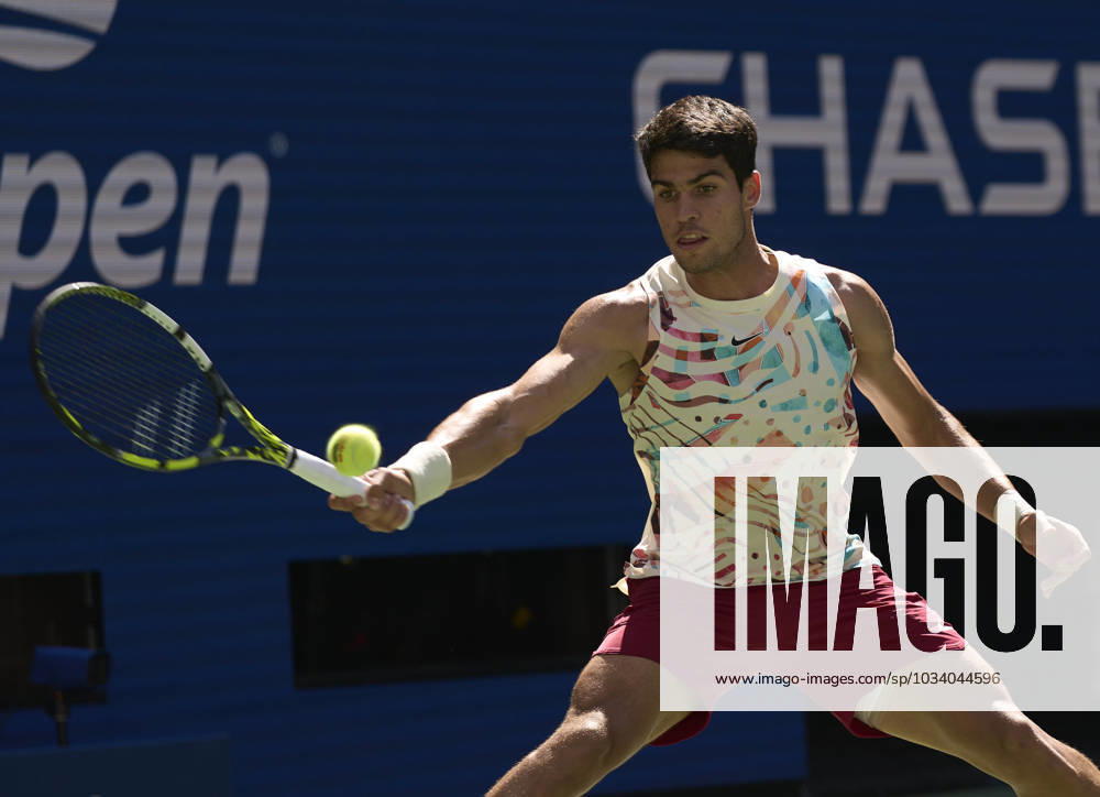2023 US Open Tennis Carlos Alcaraz (ESP) plays a forehand against Daniel Evans (GBR) on Arthur Ashe Stadium in the third round on Day 6 at the 2023 US Open Tennis Championship, 02 September 2023, Credit:Peter van den Berg Avalon USA, New York, New York, Flushing Meadow, New York, New York, New York, Flushing Meadow, New York