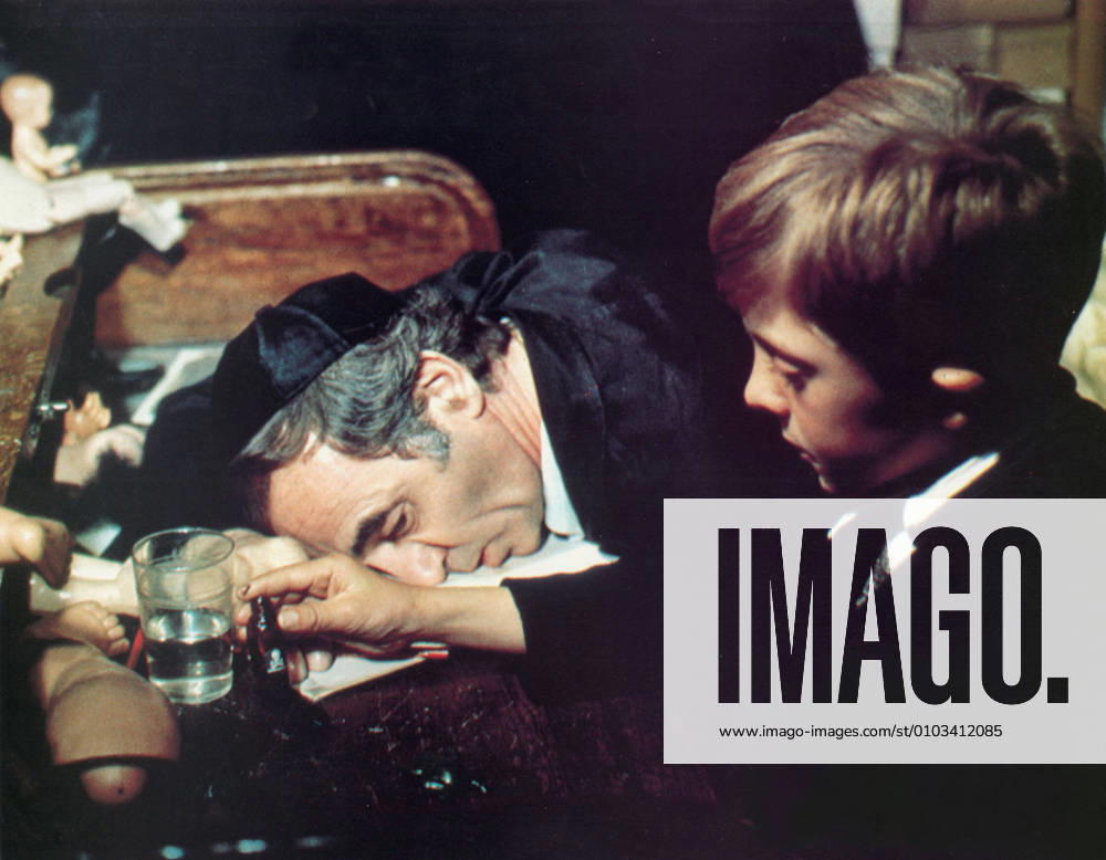 DIE BLECHTROMMEL aka THE TIN DRUM CHARLES AZNAVOUR, DAVID BENNENT Date: 1979. Strictly editorial use only in conjunction with the promotion of the film. Credit line mandatory. This image is copyright of the film company and is supplied under the terms of issue as film still. No commercial or book cover use permitted without prior consent from the film company. Mandatory credit line: Image courtesy ARGOS FILMS ARTEMIS PRODUCTIONS BIOSKOP FILMS FILM POL Ronald Grant Archive Mary Evans