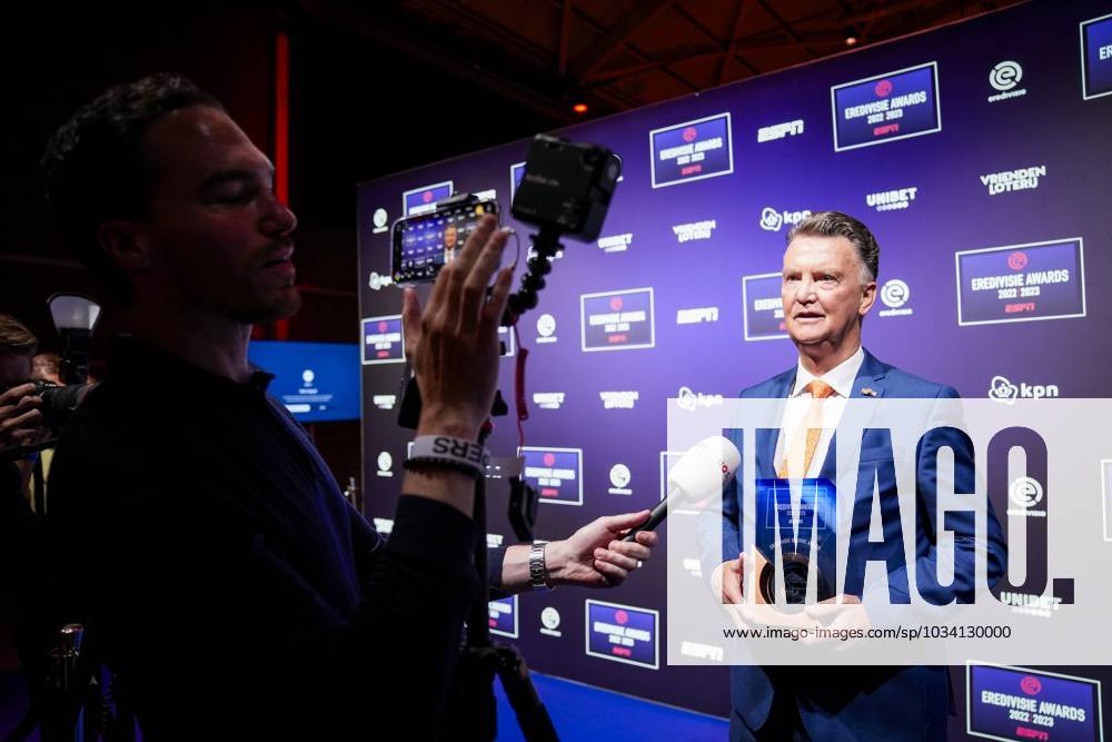 UTRECHT, 04-09-2023, De Fabrique . Eredivisie Awards 2023 , season 2022 - 2023 . Louis van Gaal with his Eredivisie Oeuvre Award during interview with NOS Eredivisie Awards 2023 x22221797x